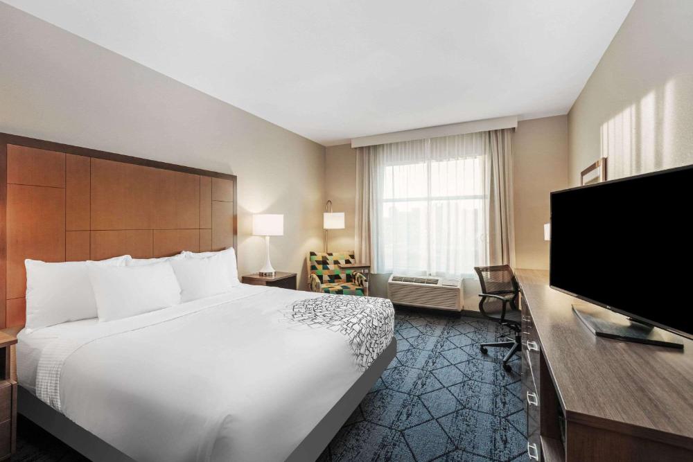 King Room with City View - Non-Smoking interior